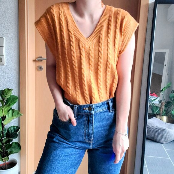 Cupcakes and Cashmere Yellow Cable Knit V-Neck Sweater Vest Women's Size Small - Picture 3 of 7